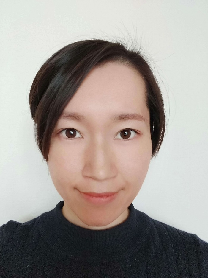 モデルさん(メイク)絆創膏を目元に貼っている写真