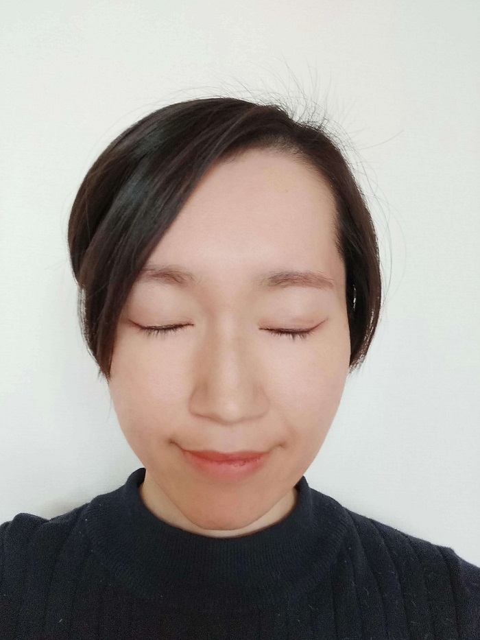 モデルさん(メイク)絆創膏を貼ったあと目を閉じている写真