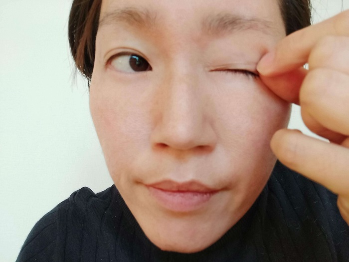 絆創膏を切って目元に貼っている写真