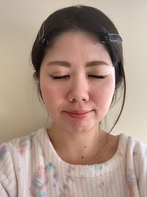 アイプチ後にアイメイクした目を閉じた状態の写真