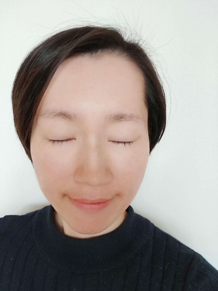 モデルさん(すっぴん)目を閉じている写真