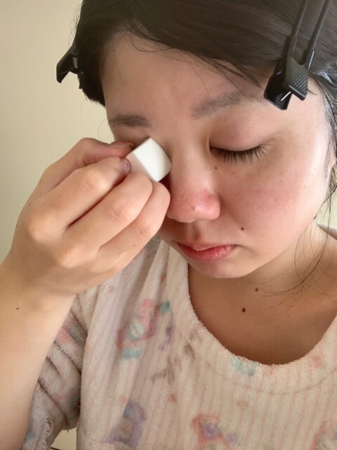 目元をコットンでなぞっている写真